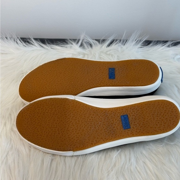 Classic Black and White Women's Sneakers - Picture 9 of 9